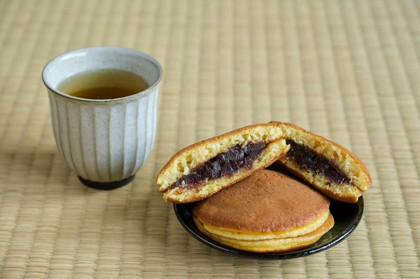 Wie macht man flauschige japanische Pfannkuchen namens Dorayaki?